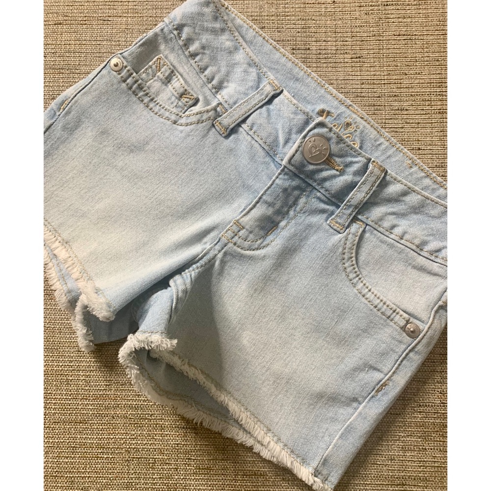EUC Girls JUSTICE Denim Shorts in Light Blue Wash, Size 6